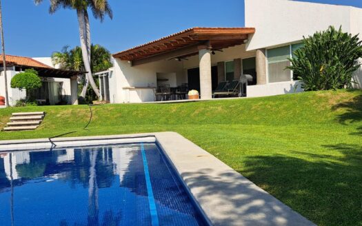 Casa en Venta en Colinas de Santa Fe con gran Terraza y Viglancia